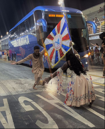 Ônibus da Águia Branca no Carnaval do Rio de Janeiro no meio do Sambódromo da Marquês de Sapucaí
